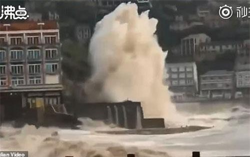 Khoảnh khắc siêu bão lật tung xe tải, thổi bay người tại Trung Quốc