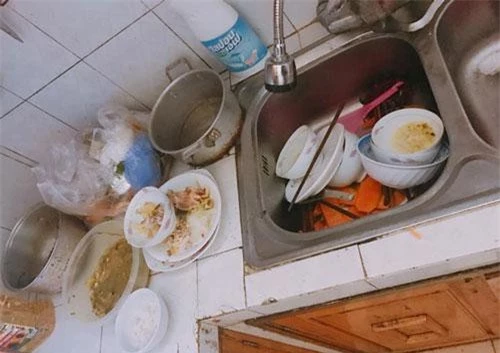 Căn bếp ê hề đồ ăn thừa, bát đũa bẩn sau khi cả gia đình ăn xong chờ nàng dâu về dọn.