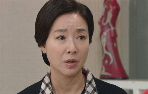 Ngày tôi sinh con, mẹ chồng lên chăm 2 tuần rồi vội về khiến tôi thầm oán trách, không ngờ một năm sau bà tặng con gái tôi một món quà khổng lồ khiến vợ chồng tôi xấu hổ e thẹn