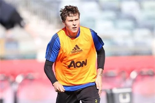 Trung vệ: Victor Lindelof (M.U).