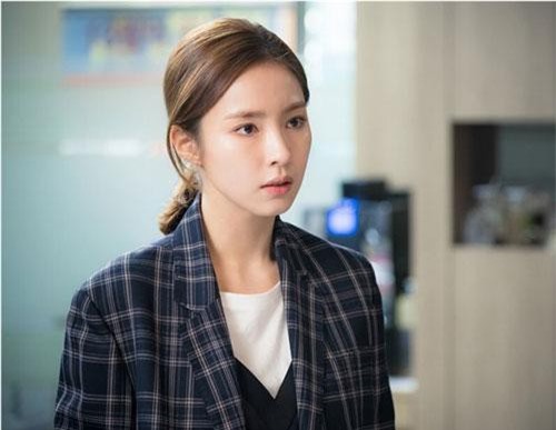 Điếng người nhận ra danh tính của cô gái lạ ngồi cạnh mẹ chồng ngày ra mắt, tôi liền làm 1 việc khiến họ sững sờ