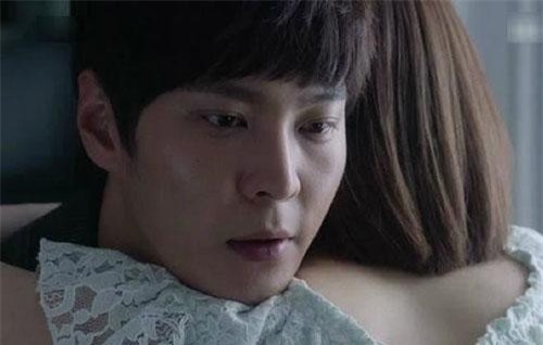 Chồng cuống cuồng vì vợ và người tình trở dạ đi đẻ cùng lúc