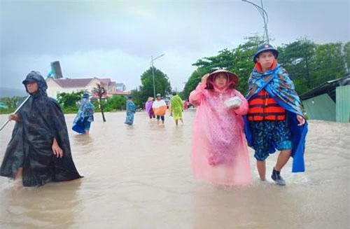 Các chiến sĩ vùng 5 Hải quân túc trực hỗ trợ người dân qua những khu vực nước chảy xiết