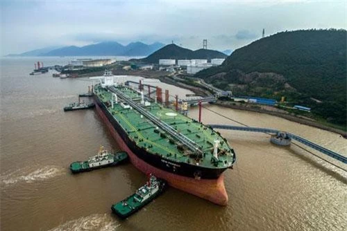 Một tàu chở dầu ngồi chuẩn bị dỡ hàng hóa vào ngày 4 tháng 7 năm 2018 tại Zhoushan, Trung Quốc.