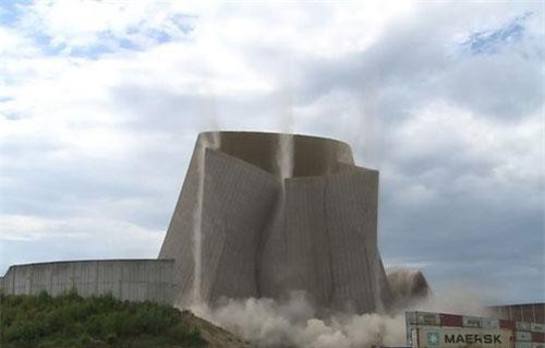 Tháp ở nhà máy điện hạt nhân Đức bị đánh sập trong chớp mắt