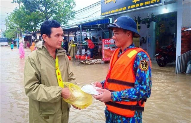 Ngày thứ 8 Phú Quốc ngập lụt: Lũ rút dần, tiếp tục sơ tán dân - 11