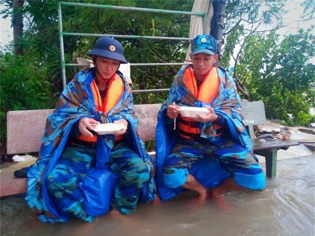 Ngày thứ 8 Phú Quốc ngập lụt: Lũ rút dần, tiếp tục sơ tán dân - 12