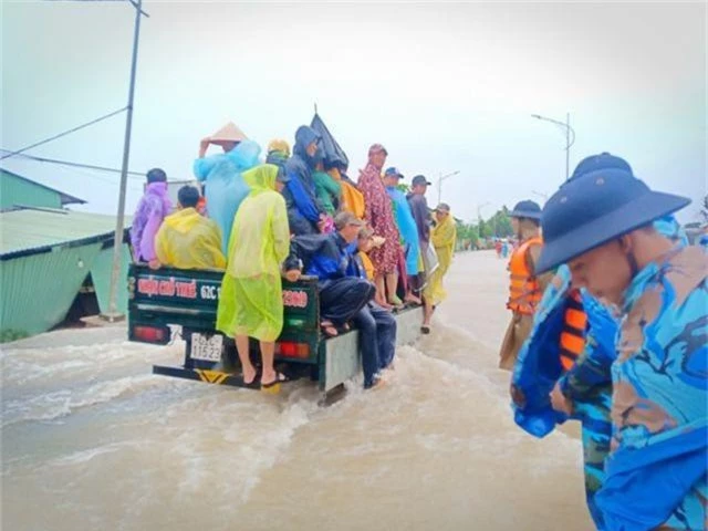 Ngày thứ 8 Phú Quốc ngập lụt: Lũ rút dần, tiếp tục sơ tán dân - 2