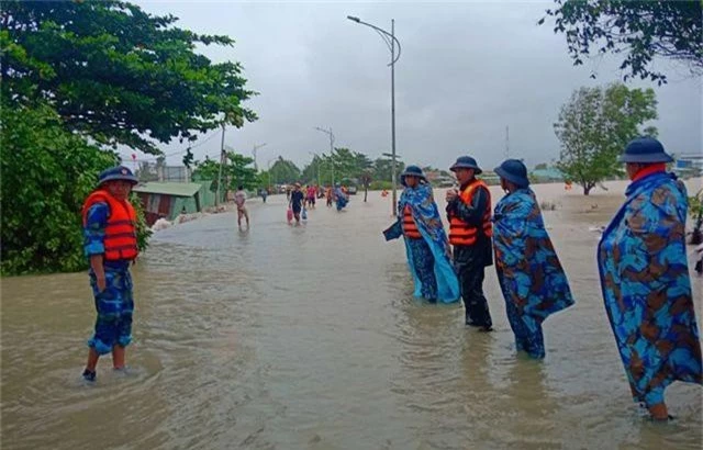 Ngày thứ 8 Phú Quốc ngập lụt: Lũ rút dần, tiếp tục sơ tán dân - 6