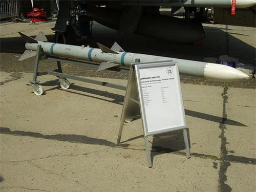 Tên lửa không đối không ngoài tầm nhìn AIM-120 AMRAAM do Tập đoàn Raytheon của Mỹ sản xuất. Ảnh: Military Today.