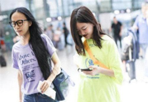 13 tuổi - con gái hở hàm ếch nhà Lý Á Bằng, Vương Phi giờ đã trở thành mỹ nữ với đôi chân dài miên man