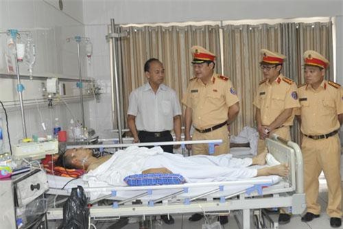 Phú Thọ: Cấp cứu kịp thời CSGT bị đối tượng vi phạm giao thông cầm dao đâm lén