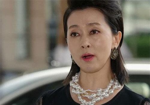 Vừa sinh đứa cháu đích tôn, bà nội bĩu môi “chả giống nhà mình”, tôi đáp một lời khiến bà im phăng phắc