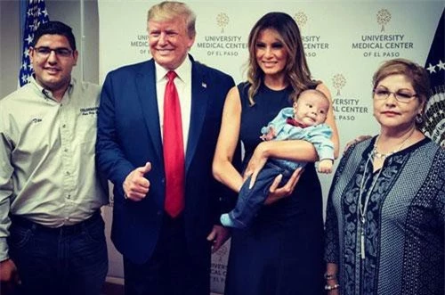 Bức ảnh chụp vợ chồng ông Trump gây tranh cãi (Ảnh: Twitter/ Đệ nhất Phu nhân Mỹ)