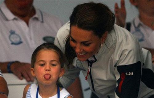 Công chúa Charlotte lè lưỡi "trêu ngươi đám đông", cách Kate Middleton xử trí khiến nhiều mẹ thán phục