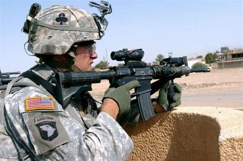 Đầu tiên phải nhắc tới khẩu M4 Carbine hiện đang được sử dụng bởi quân đội Mỹ. Khẩu súng này là phiên bản nhỏ nhẹ hơn của khẩu M16A2 và cũng sử dụng cỡ đạn 5,56x45mm chuẩn NATO. Nguồn ảnh: Forces.