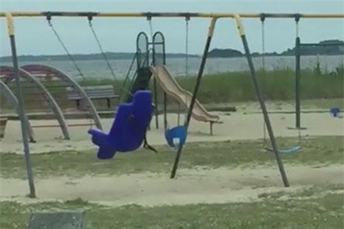 ‘Hoảng hồn’ xích đu 'ma' tự đung đưa giữa thanh thiên bạch nhật