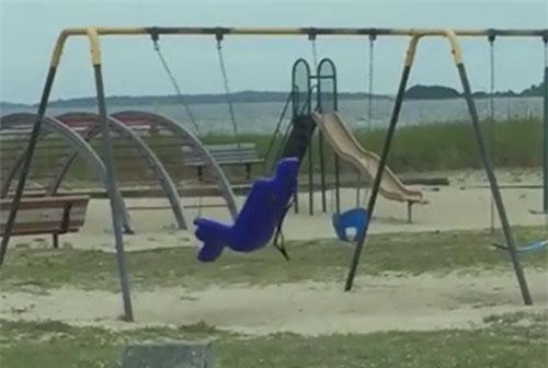 CLIP: ‘Hồn ma’ bí ẩn di chuyển xích đu giữa ban ngày