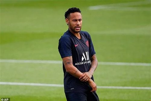 Neymar bị gạch tên trong danh sách thi đấu ở trận gặp Nimes