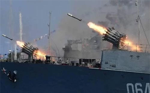 Hệ thống tên lửa RBU-6000 vừa phô diễn sức mạnh trong lễ diễu binh Ngày Hải quân Nga. Được biết đây vẫn là loại vũ khí tiêu chuẩn trong một số chiến hạm xương sống của hải quân nước này.