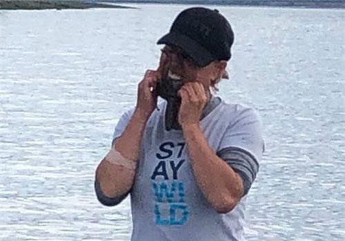 “Nghịch dại” cho bạch tuộc lên mặt để chụp ảnh, du khách hứng hậu quả đau đớn