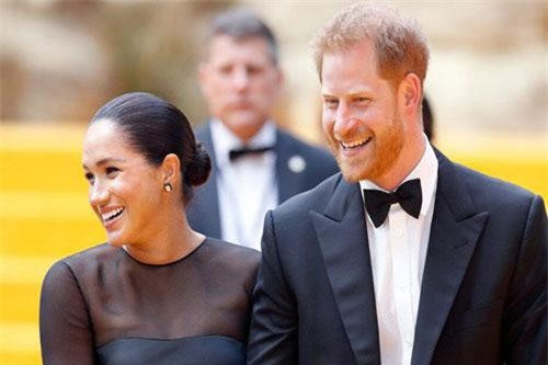 Mải mê theo đuổi thời trang, viết sách để đánh bóng tên tuổi, Meghan Markle bị chỉ trích vì quên đi nhiệm vụ quan trọng nhất