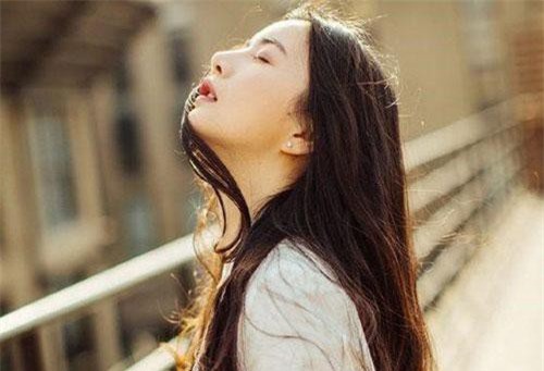 Suốt bữa cơm ở nhà bạn trai trong lần đầu ra mắt, tôi như người mất hồn, tất cả cũng chỉ vì trước đó tôi đã lên giọng mắng mỏ chính bố anh