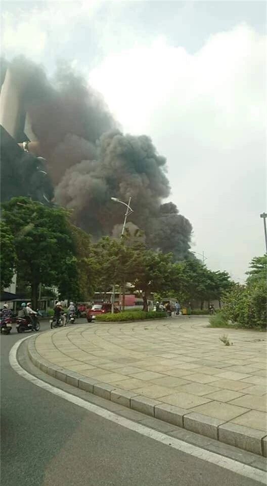 Cháy lớn ngùn ngụt gần Aeon Mall Long Biên, Hà Nội - Ảnh 11.