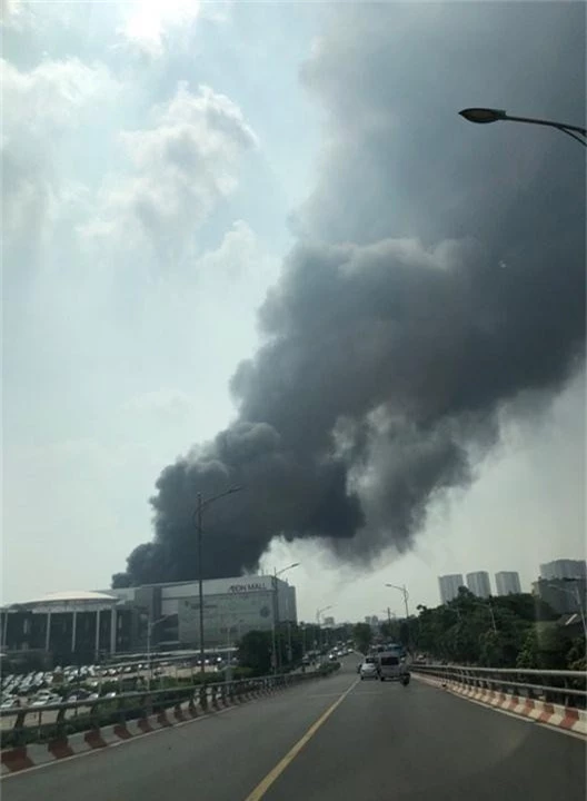 Cháy lớn ngùn ngụt gần Aeon Mall Long Biên, Hà Nội - Ảnh 12.