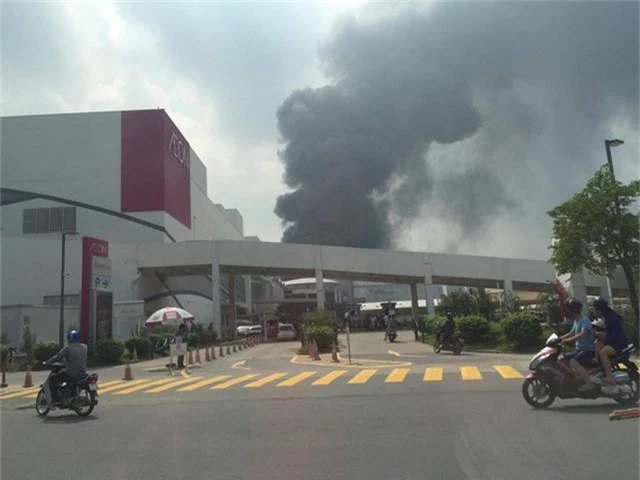 Cháy lớn ngùn ngụt gần Aeon Mall Long Biên, Hà Nội - Ảnh 13.
