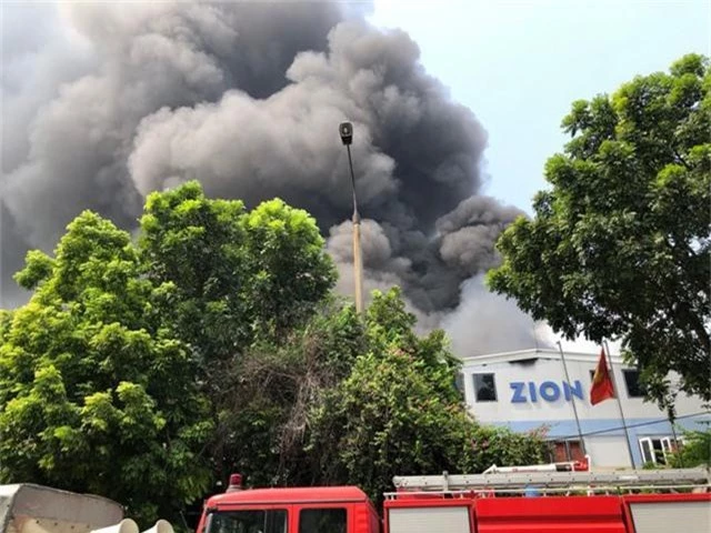 Cháy lớn ngùn ngụt gần Aeon Mall Long Biên, Hà Nội - Ảnh 2.