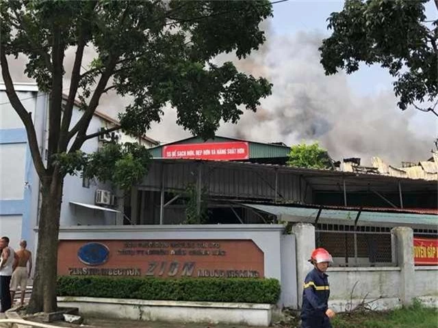 Cháy lớn ngùn ngụt gần Aeon Mall Long Biên, Hà Nội - Ảnh 6.