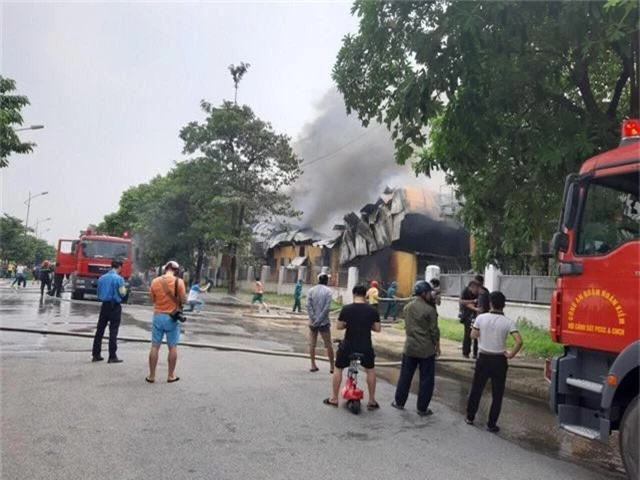 Cháy lớn ngùn ngụt gần Aeon Mall Long Biên, Hà Nội - Ảnh 8.