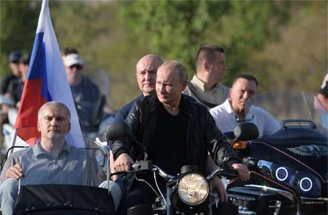 Ông Putin diện áo da, cưỡi xe máy phân khối lớn ở Crimea - 2