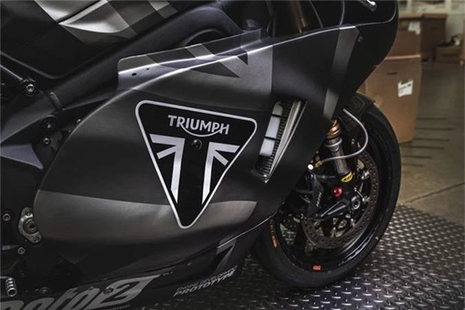 Triumph Daytona 2020 ra mat tai giai dua British MotoGP-Hinh-4