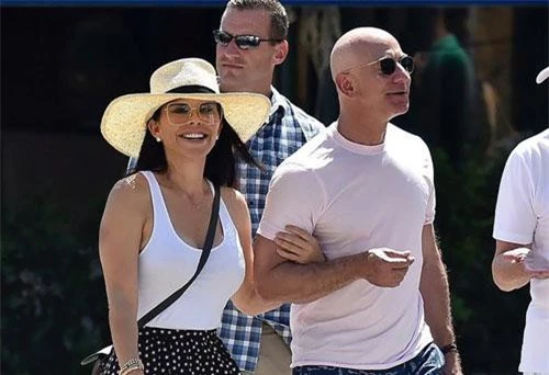 Ông Jeff Bezos, 55 tuổi và bạn gái Lauren Sanchez, 49 tuổi, được nhìn thấy khoác tay nhau thân mật di dạo cùng bạn bè tại làng chài Portofino đẹp nổi tiếng ở Ital
