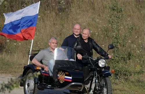 Tổng thống Putin chở 2 quan chức của bán đảo Crimea (Ảnh: Sputnik)