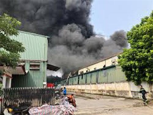 Cập nhật: Cháy lớn ngùn ngụt gần Aeon Mall Long Biên, Hà Nội