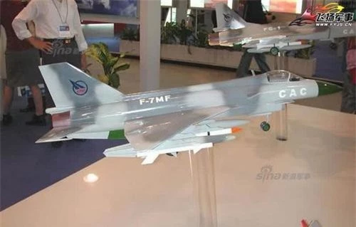 Mô hình tiêm kích F-7MF được trưng bày tại Triển lãm Hàng không Chu Hải. Ảnh: Sina.