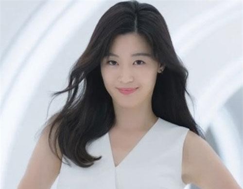 "Mợ chảnh" Jun Ji Hyun tái xuất, khoe vòng eo thon gọn sau 2 lần sinh nở khiến ai cũng ghen tị