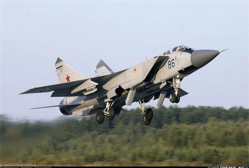 Tiêm kích đánh chặn tầm xa MiG-31 của Không quân Nga. Ảnh: Airlines.net.