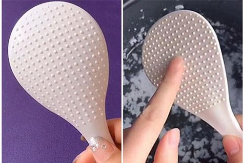 Dùng muôi xới cơm cả chục năm nhưng ít ai biết những chấm tròn được thiết kế để làm "nhiệm vụ" đặc biệt này
