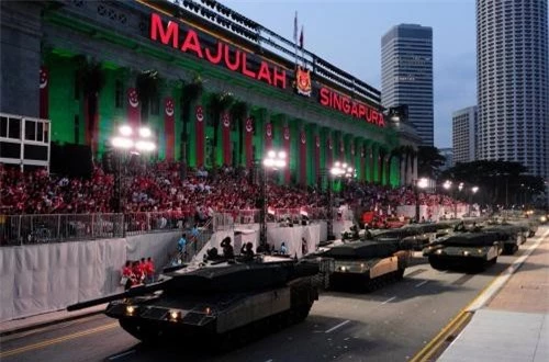 Hôm qua (9/8), nhân kỷ niệm 54 năm ngày Độc lập, Singapore tiến hành cuộc duyệt binh lớn cùng nhiều hoạt động kỷ niệm khác với sự tham gia của 27.000 binh sĩ, cảnh sát và các nghệ sĩ tại tại Quảng trường Padang và nhiều địa điểm khác, gồm cả căn cứ hải quân. Nguồn ảnh: Mediacorp