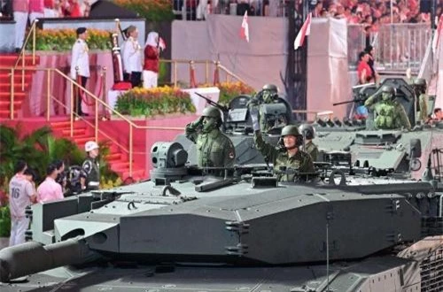 Dù có diện tích khiêm tốn nhưng Singapore đầu tư hàng tỷ USD mua hơn 200 xe tăng hiện đại của Đức, mua và sản xuất hàng nghìn xe thiết giáp, pháo tự hành hiện đại. Nguồn ảnh: Mediacorp