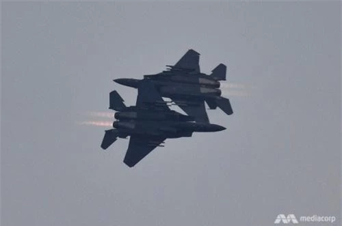 Hai tiêm kích F-15SG biểu diễn bài bay mạo hiểm. Ngoài F-15, Singapore hiện còn có các tiêm kích F-16C/D Block 50/52+ hiện đại nhất khu vực. Nguồn ảnh: Mediacorp