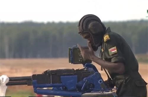 Xạ thủ 12,7mm của Sudan gần như bất lực hoàn toàn dù 5 phút đã trôi qua. Anh này như đang nói với ai đó hoặc với chính khẩu súng vì không hiểu tại sao không thể lên đạn. Nguồn ảnh: Tzvezda 
