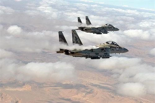 Máy bay chiến đấu của Israel được ghi nhận thường xuyên sử dụng không phận Lebanon để thực hiện những cuộc không kích vào các địa điểm dọc biên giới Syria như Homs, Damascus và Tartus.