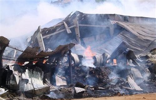 Bình Định: Cháy dữ dội trong khu công nghiệp, hàng trăm chiến sĩ vật lộn với "bà hỏa"