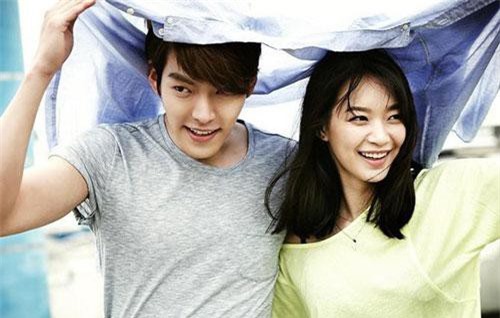 Mặc ngoài kia đầy rẫy các cặp đôi chia tay, Kim Woo Bin dù mang bệnh ung thư vẫn thể hiện tình cảm với bạn gái hơn tuổi