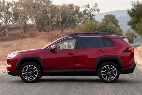 2. Toyota RAV4 (doanh số: 440.597 chiếc).